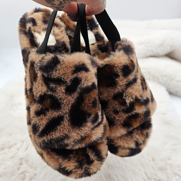Cabana by Crown & Ivy leopard faux fur slip on Slipper shoes size 6 - Picture 2 of 9